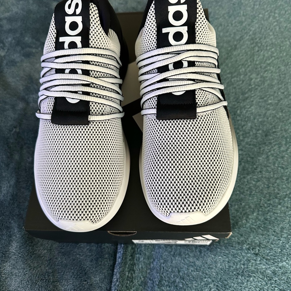 Men’s size 9 wide barely worn Adidas Cloudfoam Black and White Sneakers